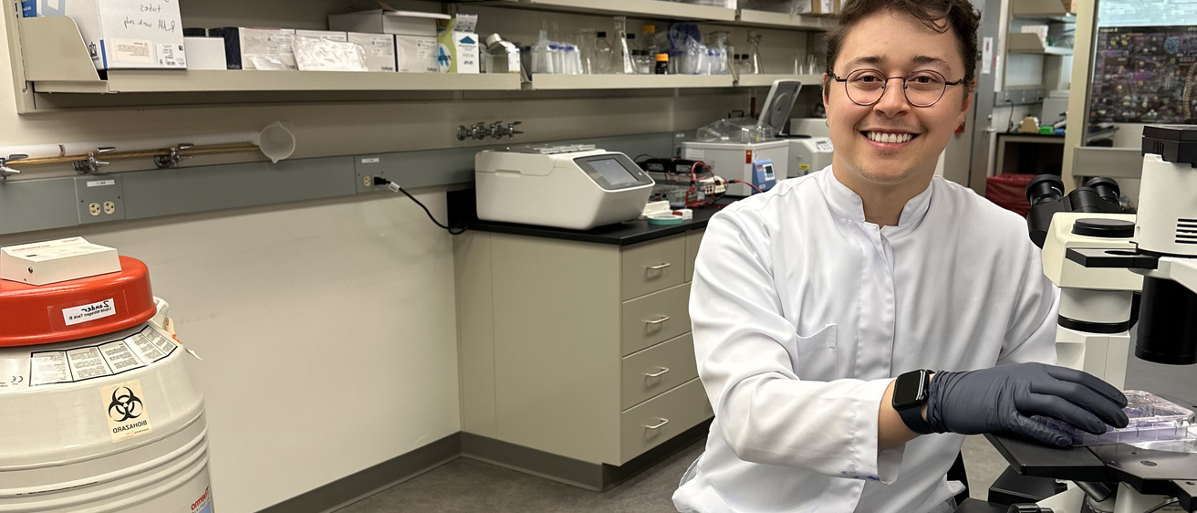 Fernando Santana in lab